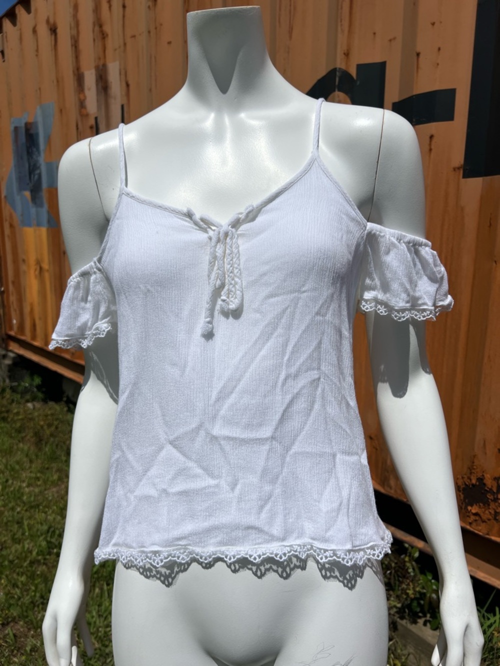 Sadie & Sage White Cold-Shoulder Tie-Front Lace-Trim Camisole